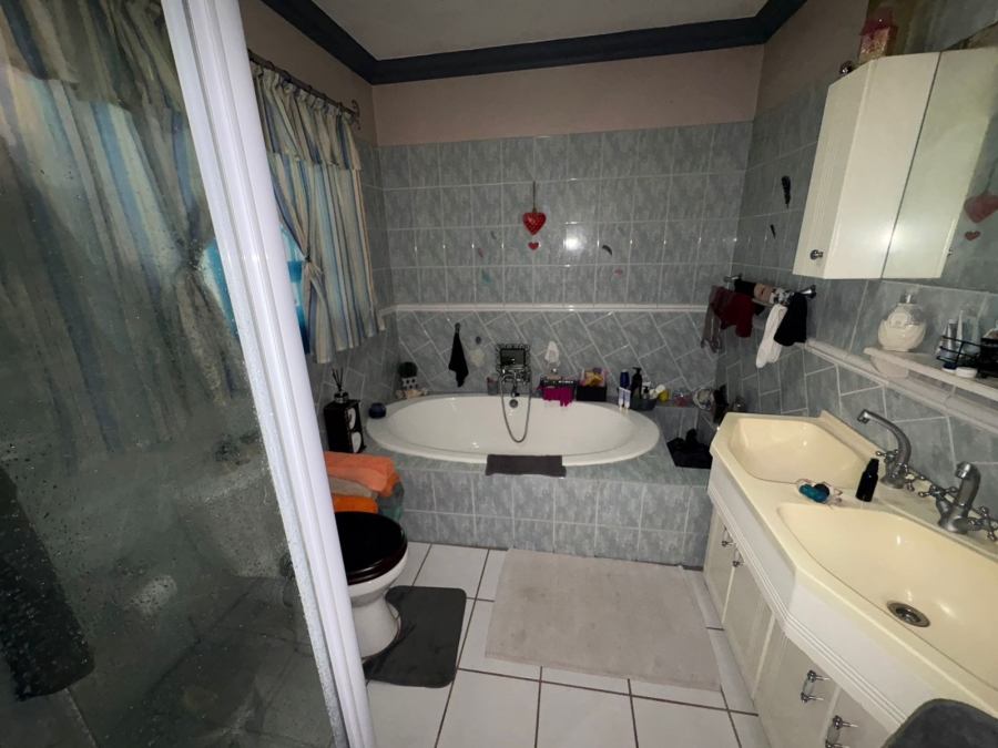 3 Bedroom Property for Sale in Safari Gardens North West